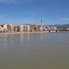 Pla del riu Ebre al seu pas per Tortosa vist des del Pont Roig. Imatge del 15 d'abril de 2018