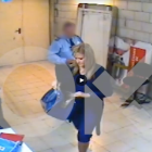 Un instant del vídeo en que es mostra Cifuentes traient dos pots de crema que presumptament havia robat en un supermercat.