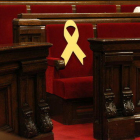 El lazo amarillo en la bancada del Gobierno antes que arrancara el pleno del 25 de mayo de 2018.