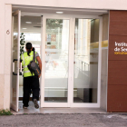 La Guardia Civil, entrando en la sede de Servicios Sociales en el 2015 para buscar documentación.