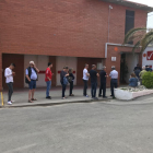 Los socios del Nàstic, en las puertas de las oficinas.