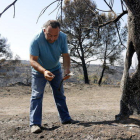 El Julio Cabré analitza una de les oliveres cremades.