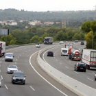 Pla general de camions i turismes circulant per l'AP-7 al Tarragonès.