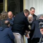 Fotograma d'un vídeo que mostra la policia britànica arrestant Julian Assange a l'ambaixada Equatoriana.