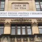 Façana de l'Ajuntament de Valls amb una pancarta per la llibertat dels presos.