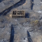Plano aéreo captado en dron de la zona quemada por el incendio de Ribera d'Ebre en Bovera donde se puede ver una masía sin el tejado por el efecto de las llamas.