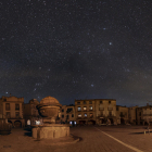 Pla general de la plaça Major de Prades a les fosques, sota el cel estrellat. Imatge publicada l'11 de febrer del 2019