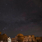 Imatge de la Plaça Major de Prades a les fosques amb el cel estrellat
