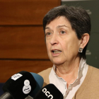 La delegada del govern espanyol a Catalunya, Teresa Cunillera, atenent els mitjans de comunicació en una visita el Vendrell.
