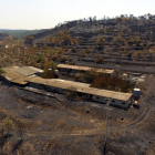 Imatge aèria captada amb dron de l'incendi de la Ribera d'Ebre a la zona situada entre la Palma d'Ebre i Flix on es pot veure una granja afectada pel foc.