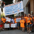 Una setantena de treballadors de Villablanca i Bellisens, centres pertanyents al Grup Pere Mata, concentrats amb pancartes davant l'oficina d'Inspecció Territorial de Treball a Tarragona.