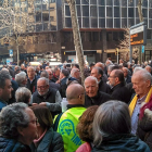 Plano general de la concentración de jubilados de Endesa delante de el Consulado italiano en Barcelona.
