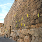 Els llaços grocs penjats a la Muralla de Tarragona, aquest cap de setmana.