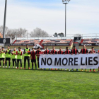 Imatge dels jugadors amb la pancarta «No More Lies».