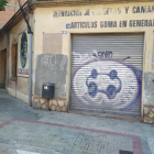 La víctima ha quedado extendida sobre la acera del chaflán de la calle Josep Maria Prous i Vila con la Ronda de Subirà.