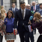 El secretario general del PSOE, Pedro Sánchez, llega al Congreso de los Diputados acompañado de la portavoz, Margarita Robles, entre otros.