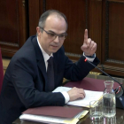 El exconseller de la Presidencia Jordi Turull alzando el dedo índice mientras responde las preguntas del fiscal.
