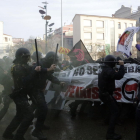 Mossos d'Esquadra carregant contra els manifestants, aquest 6 de desembre, a Girona.
