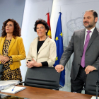 D'esquerra a dreta, la minsitra d'Hisenda, Maria Jesús Montero, la portaveu, Isabel Celáa, i el ministre de Foment, José Luís Ábalos.