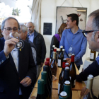El presidente de la Generalitat, Quim Torra, bebiendo de una copa en la Fira del Vi de Falset.