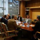 Imatge de la reunió entre el subdelegat del govern espanyol, Joan Sabaté i els representants de la indústria química.