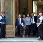 El presidente Torra, con su mujer y sus abogados, a la salida del TSJC después de declarar.