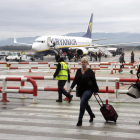 Turistas llegando en el aeropuerto Gerona-Costa Brava en un vuelo de la compañía irlandesa de abajo coste Ryanair.