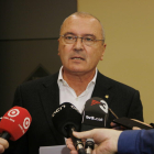 L'alcalde de Reus, Carles Pellicer, atenent als mitjans.