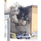 Imatge del fum que ha provocat l'incendi en l'edifici ocupat.