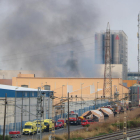 Pla general de la nau industrial que crema al polígon Entrevies de Tarragona i de les dotacions de bombers i del SEM que hi treballen. L'incendi ha activat el Pla d'emergències químiques PLASEQCAT. Imatge del 7 de juliol del 2019 (Horitzontal).