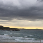 Imagen de nubes negras cubriendo una playa tarraconense.