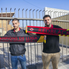 Dos miembros del grupo de aficionados del Reus RedBlacks, Adri y Carles, en el Estadi Municipal.