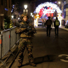 Un policia vigila un carrer prop del mercat de Nadal després del tiroteig a Estrasburg.