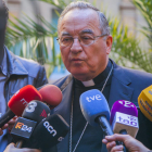 L'Arquebisbe de Tarragona, Jaume Pujol, atenent als mitjans de comunicació.