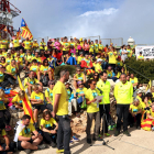 Els participants en l'ascensió al cim del Montcaro als Ports de Tortosa-Beseit per reclamar l'alliberament de Carme Forcadell i de la resta dels presos polítics.