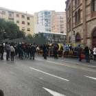 Desenes de persones concentrades davant la plaça de toros.