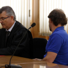 El hombre juzgado por una violación ocurrida en el 2003 en Tarragona, de espaldas en la Audiencia, al lado de su abogado.