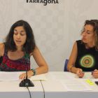 Les conselleres de la CUP a l'Ajuntament de Tarragona, Eva Miguel i Laia Estrada, durant la roda de premsa.