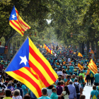 La Gran Via de Barcelona omplint-se per la manifestació de la Diada i amb un gran estelada en primer terme.