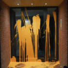 Membres del col·lectiu han llançat pintura groga a la porta d'un habitatge.-