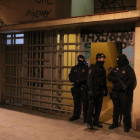 Mossos d'Esquadra custodiant un dels domicilis que s'estan registrant en el marc d'un operatiu antiterrorista el 15 de gener del 2019.