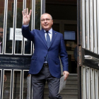 L'alcalde de Reus, Carles Pellicer, alçant la mà a la sortida de l'Audiència de Tarragona, després de comparèixer a la fiscalia.
