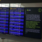 Un dels panells informatius de l'aeroport del Prat, informant de la vaga del personal de terra d'Iberia.