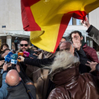 El humorista ha sido increpado a la salida del juzgado por personas que llevaban banderas españolas.