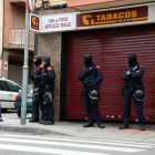 Agents dels Mossos d'Esquadra en l'establiment on s'han produït un dels moments de tensió en les jornades formatives de VOX al barri de Bonavista de Tarragona.
