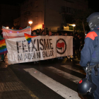 Un Mosso d'Esquadra i els manifestants antifeixistes amb una pancarta durant la protesta en contra la jornada formativa de VOX a Tarragona.