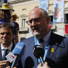 El portaveu adjunt de Junts per Catalunya, Eduard Pujol, atenent els mitjans de comunicació des de les festes de Santa Tecla.