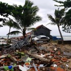 Pilas de escombros y un coche amontonados en la playa de Carita, en Pandeglang.