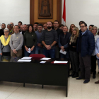 Els alcaldes i representants electes de la comarca de la Ribera d'Ebre en la roda de premsa després de la reunió per rebutjar l'abocador que s'ha d'ubicar al municipi de Riba-roja.