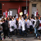 Plano general de un grupo de médicos de la sanidad concertada manifestándose en Terrassa.